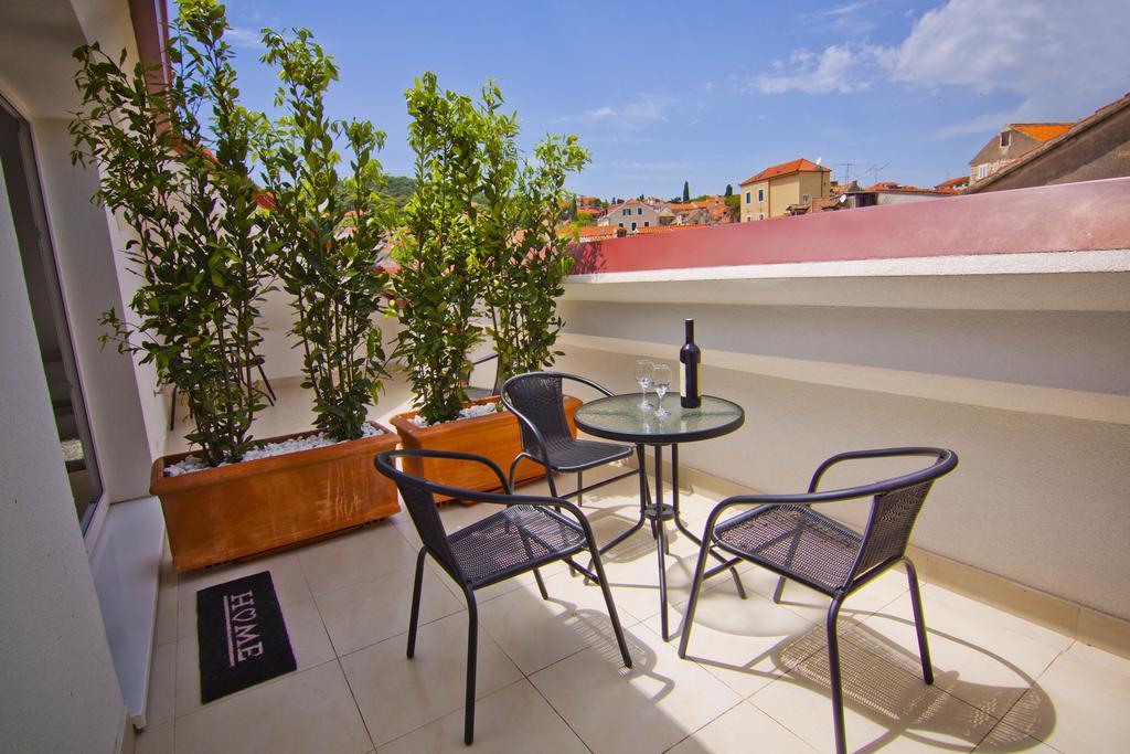 Laura Lux Suites Split Quarto foto